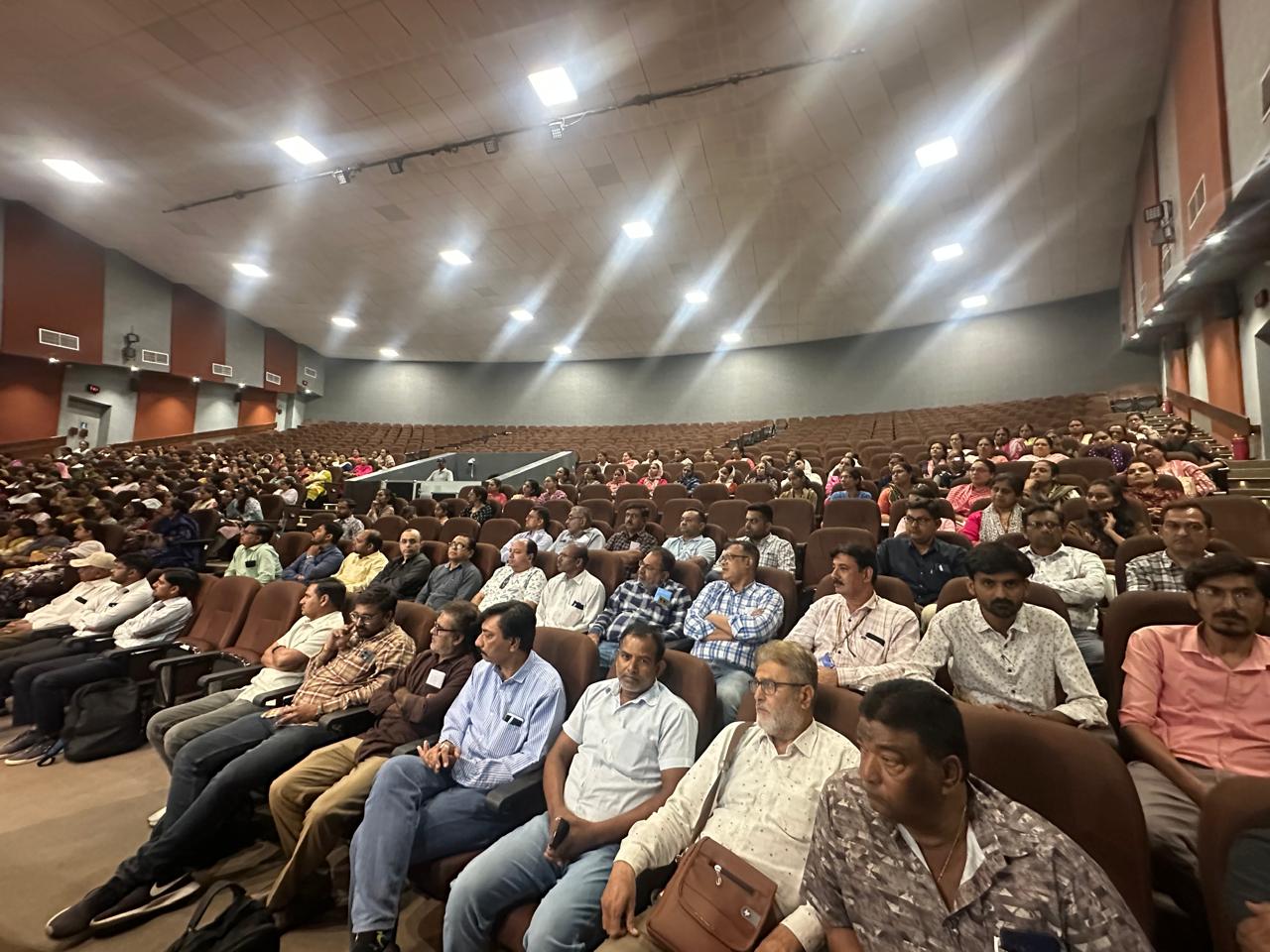 Aajkaal Daily (Desh Pardesh Ni Aajkaal)