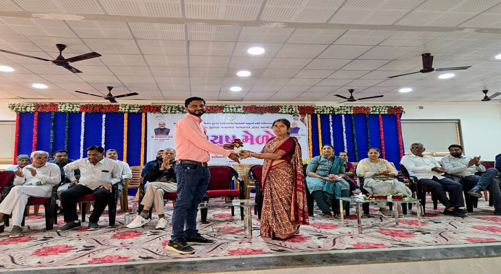 Aajkaal Daily (Desh Pardesh Ni Aajkaal)