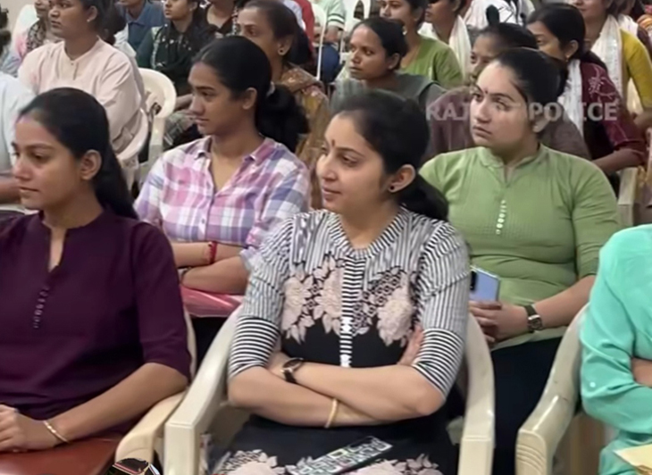 Aajkaal Daily (Desh Pardesh Ni Aajkaal)