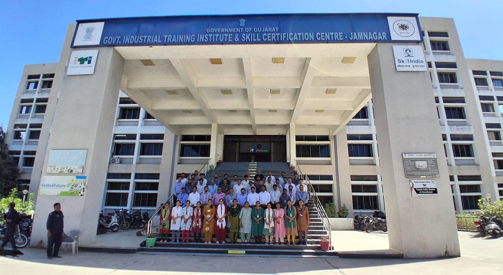 Aajkaal Daily (Desh Pardesh Ni Aajkaal)