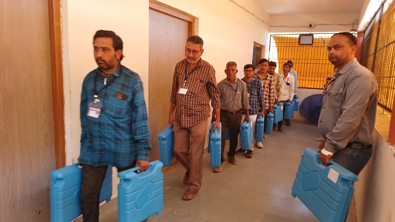 Aajkaal Daily (Desh Pardesh Ni Aajkaal)